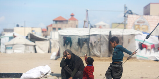 Geflüchtete Familie in einem Zeltlager im Gaza-Streifen