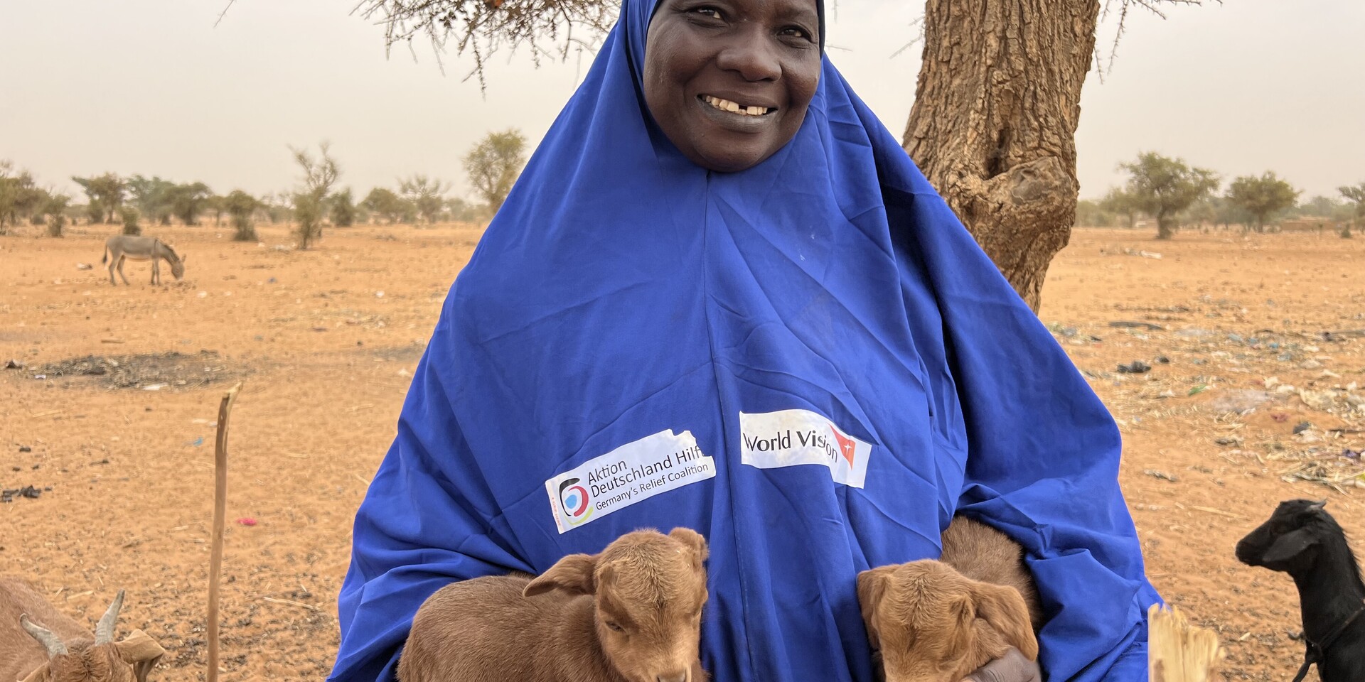 Frau mit Ziegen im Niger, Hilfsprojekt von World Vision