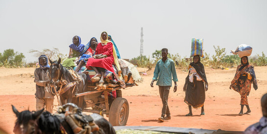 Menschen auf der Flucht vor dem Krieg im Sudan in den Tschad