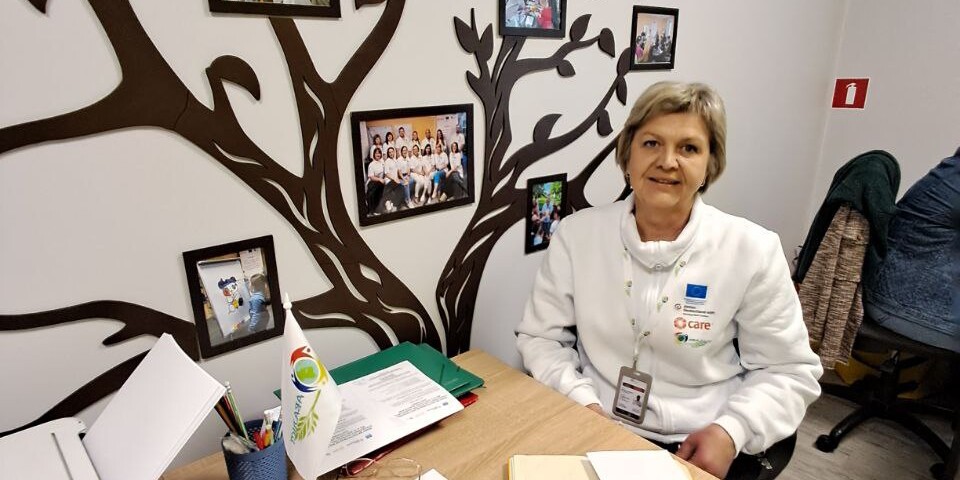 Iryna an ihrem Schreibtisch 