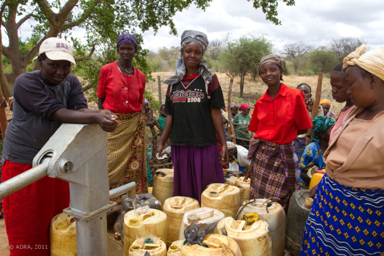 Arche noVa arbeitet gemeinsam mit einem lokalen Partner in Äthiopien an der Instandsetzung von Brunnen, Zisternen und dem Bau von Regenauffangbecken. Ziel ist es, die Wasserversorgung der Menschen in der Afar Region langfristig zu verbessern.