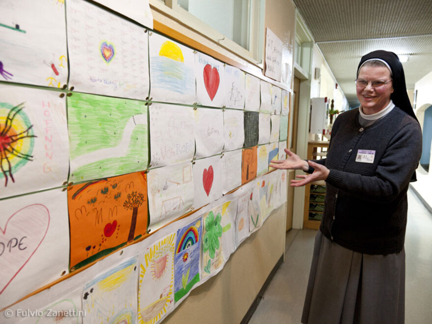 Schwester Caelina zeigt Zeichnungen, die die Kinder des Heims Fujinosono nach dem Beben angefertigt haben