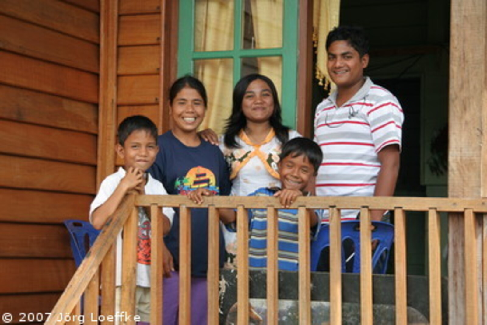 Tsunami-Hilfe Indonesien: Familie auf ihrer Veranda in Susoh