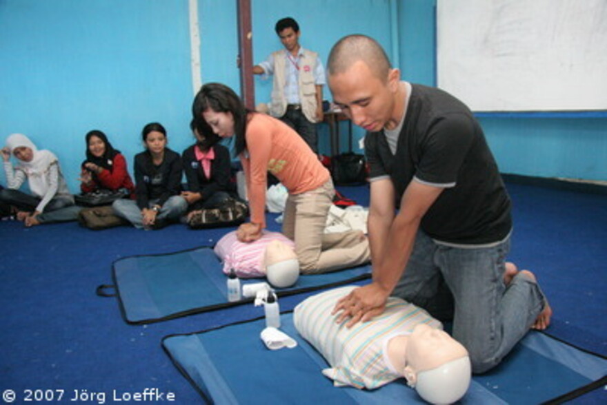 Tsunami-Hilfe Indonesien: Erste Hilfe Kursteilnehmer üben Herzmassage