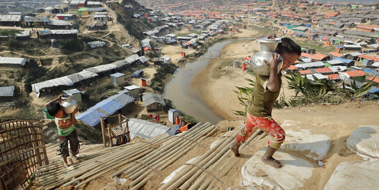 Zwei Kinder beim Transportieren von Wasserbehältern in Cox's Bazar Zwei Kinder beim Transportieren von Wasserbehältern in Cox's Bazar
