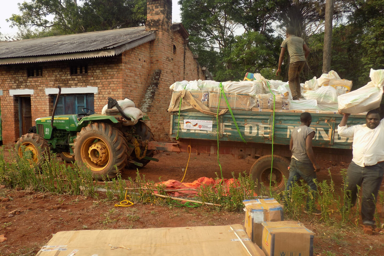 In der DR Kongo werden Medikamente auf Traktoren durchs Land transportiert