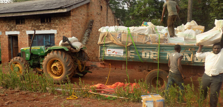 In der DR Kongo werden Medikamente auf Traktoren durchs Land transportiert