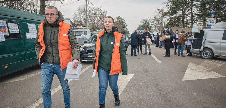 Alberto Roca von World Vision mit einer Kollegin im Einsatz an der rumänischen Grenze Alberto Roca von World Vision mit einer Kollegin im Einsatz an der rumänischen Grenze