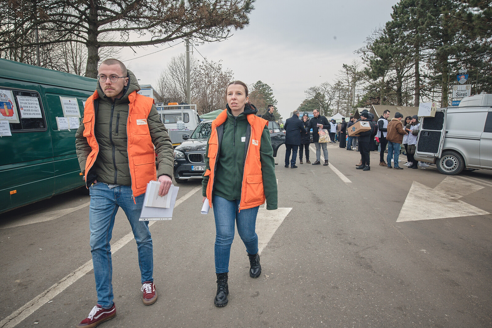 Alberto Roca von World Vision mit einer Kollegin im Einsatz an der rumänischen Grenze 