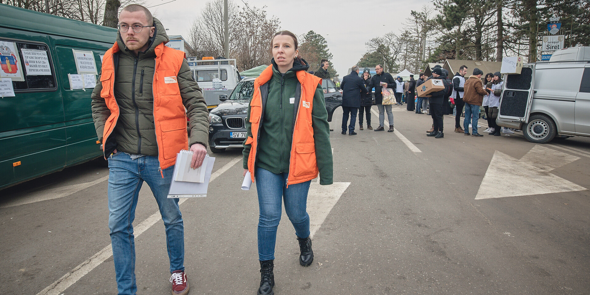 Alberto Roca von World Vision mit einer Kollegin im Einsatz an der rumänischen Grenze 