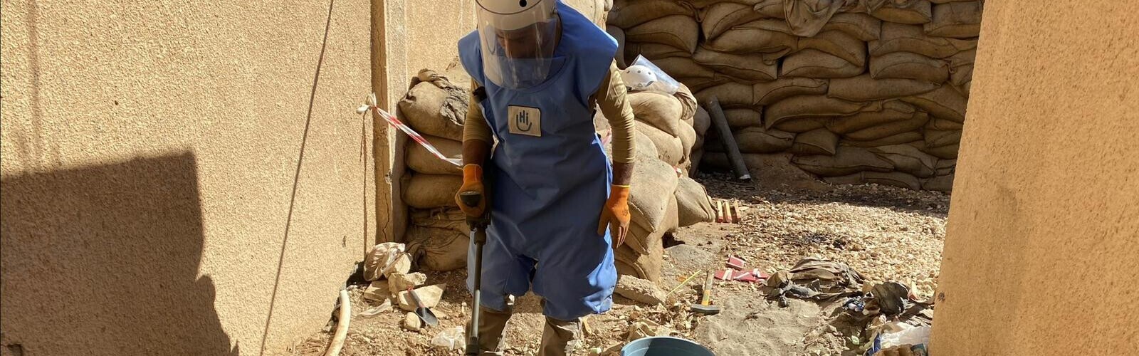 Mitarbeiter von Handicap International (HI) bei Entminung in Syrien