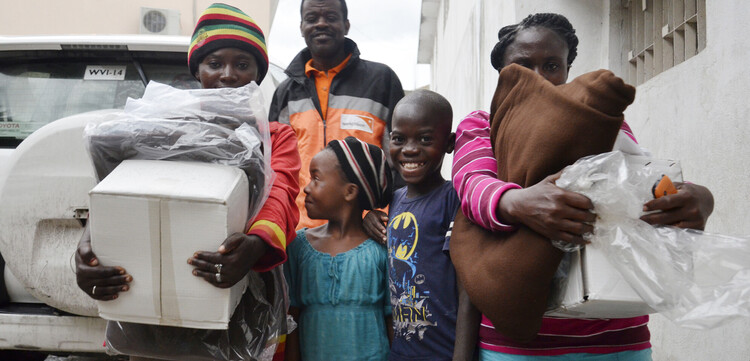 Kinder und Frauen auf Haiti haben Hilfsgüter erhalten Kinder und Frauen auf Haiti haben Hilfsgüter erhalten