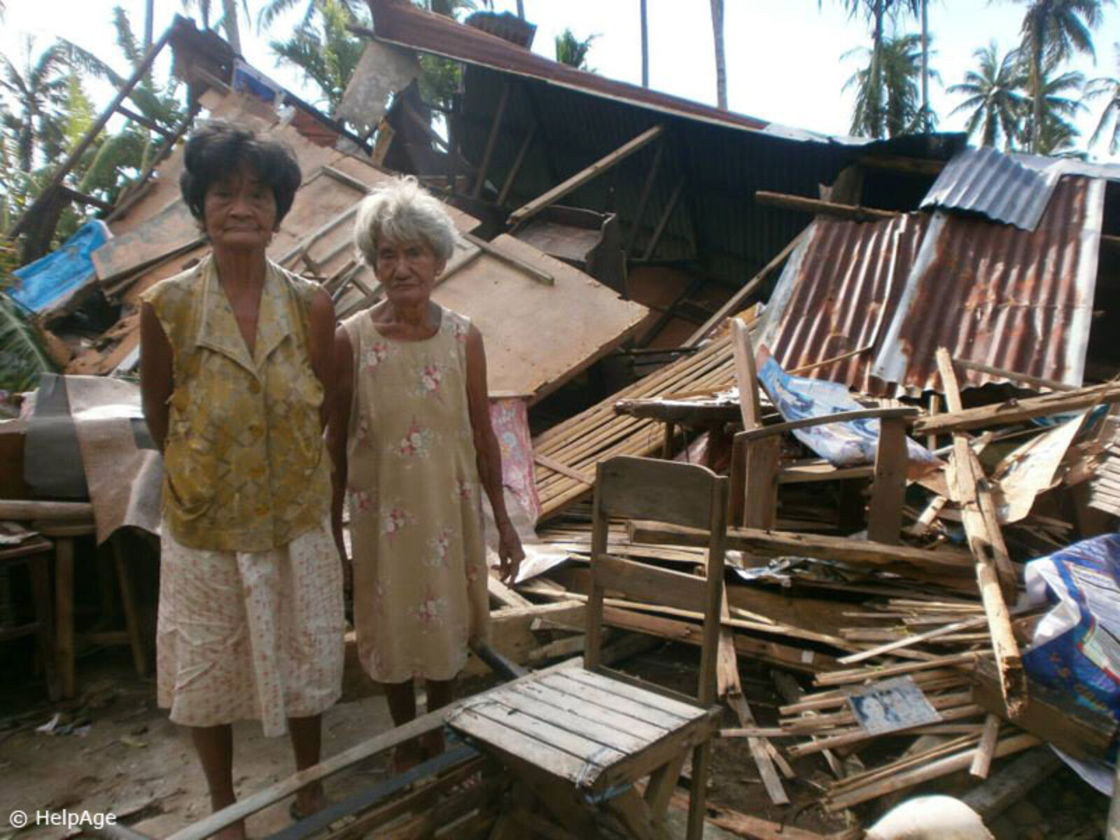 Wo einst Häuser standen ragen nur noch Fundamentreste aus dem Boden. Überall liegen Wellblechplatten, zersplittertes Holz und Schutt. Rettunskräfte vergleichen die Zerstörung mit der nach dem Tsunami 2004