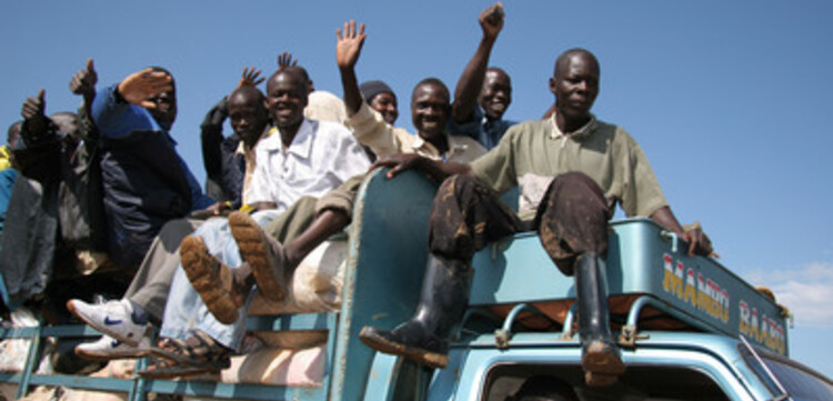 Flut Afrika: Menschen auf LKW