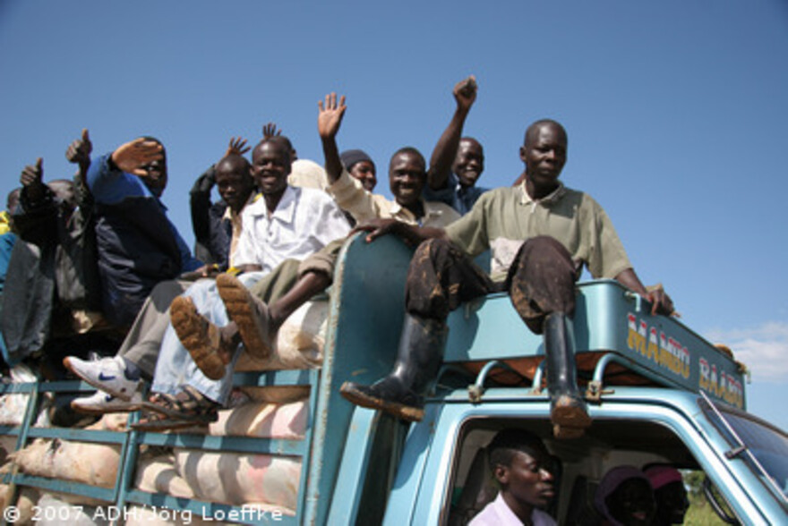 Flut Afrika: Menschen auf LKW