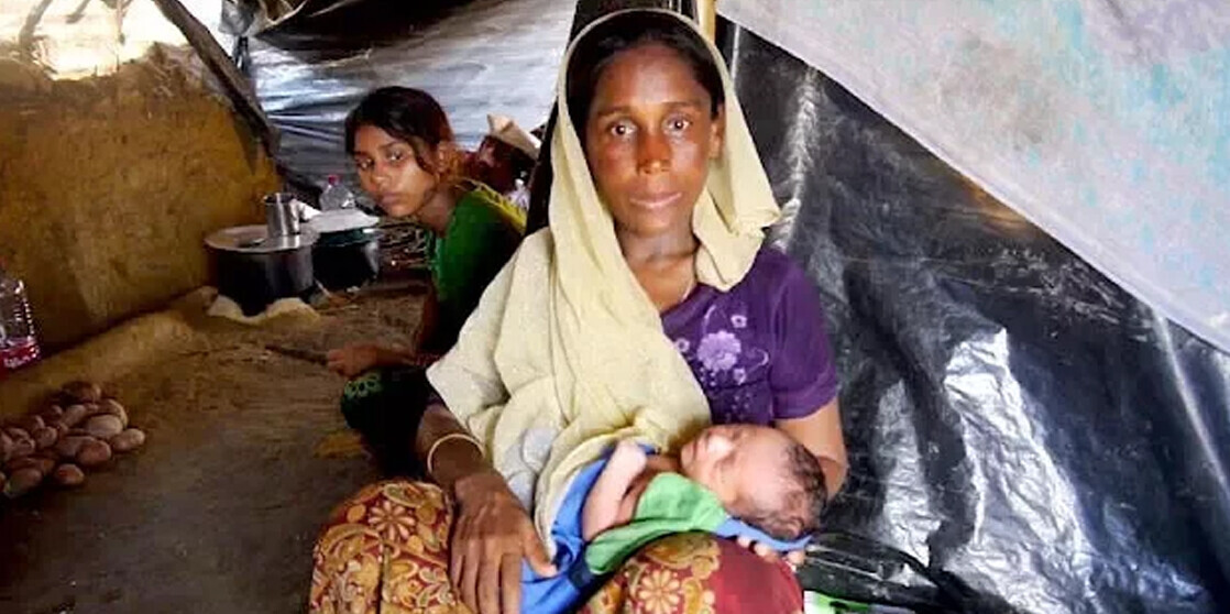 Eine Frau aus Myanmar mit ihrem Baby in einer Notunterkunft in Bangladesch