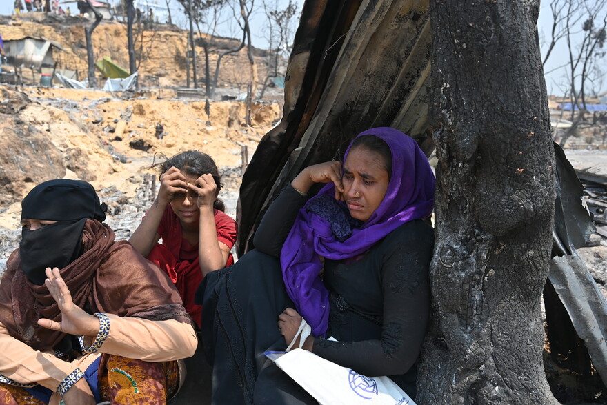 Die Menschen haben nach dem Feuer im Camp Cox's Bazar alles verloren und sind verzweifelt Die Menschen haben nach dem Feuer im Camp Cox's Bazar alles verloren und sind verzweifelt