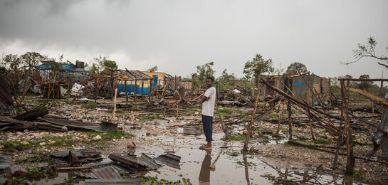 Ein Mann inmitten der Zerstörung, die Hurrikan Matthew 2016 in Haiti hinterließ. - Archivbild