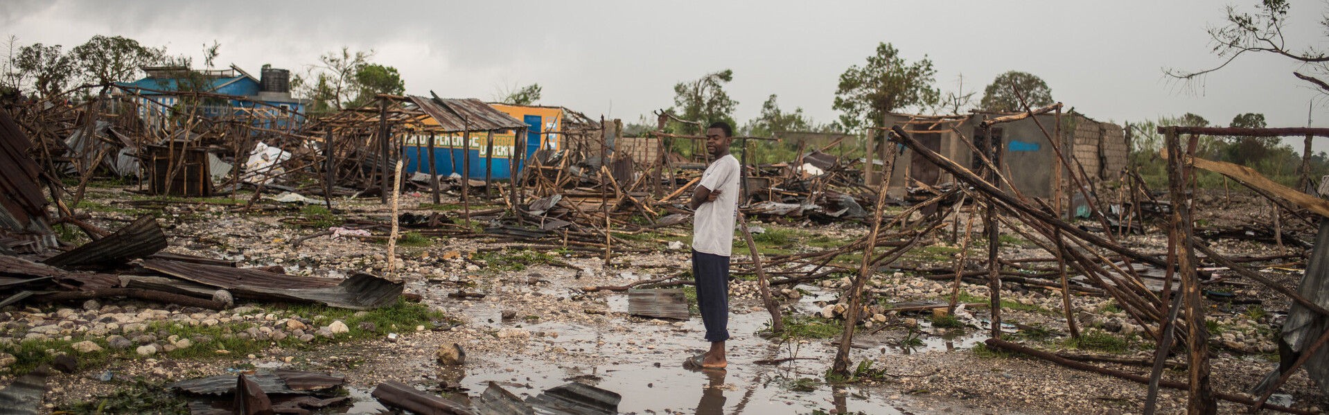 Ein Mann inmitten der Zerstörung, die Hurrikan Matthew 2016 in Haiti hinterließ. - Archivbild