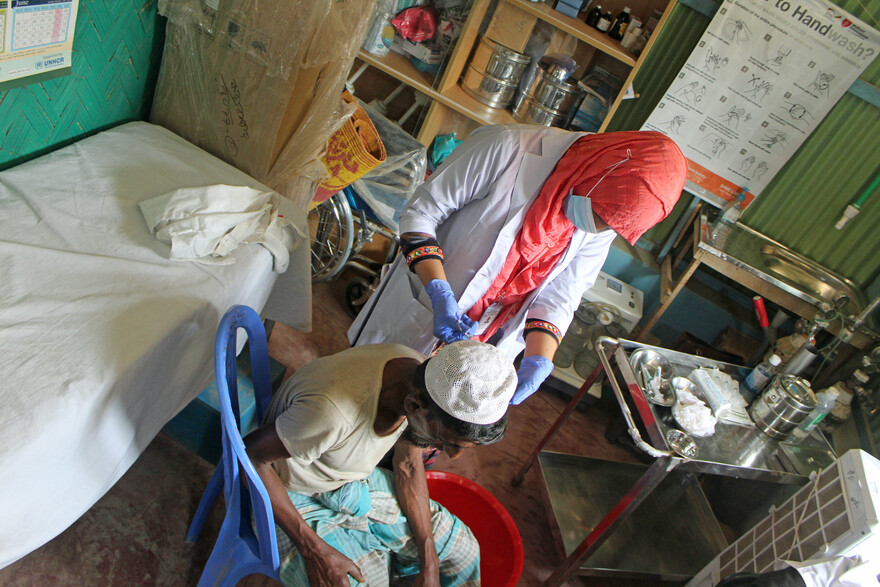 Nach dem Großbrand im Rohingya-Lager behandeln Gesundheitskräfte die verletzten Menschen Nach dem Großbrand im Rohingya-Lager behandeln Gesundheitskräfte die verletzten Menschen