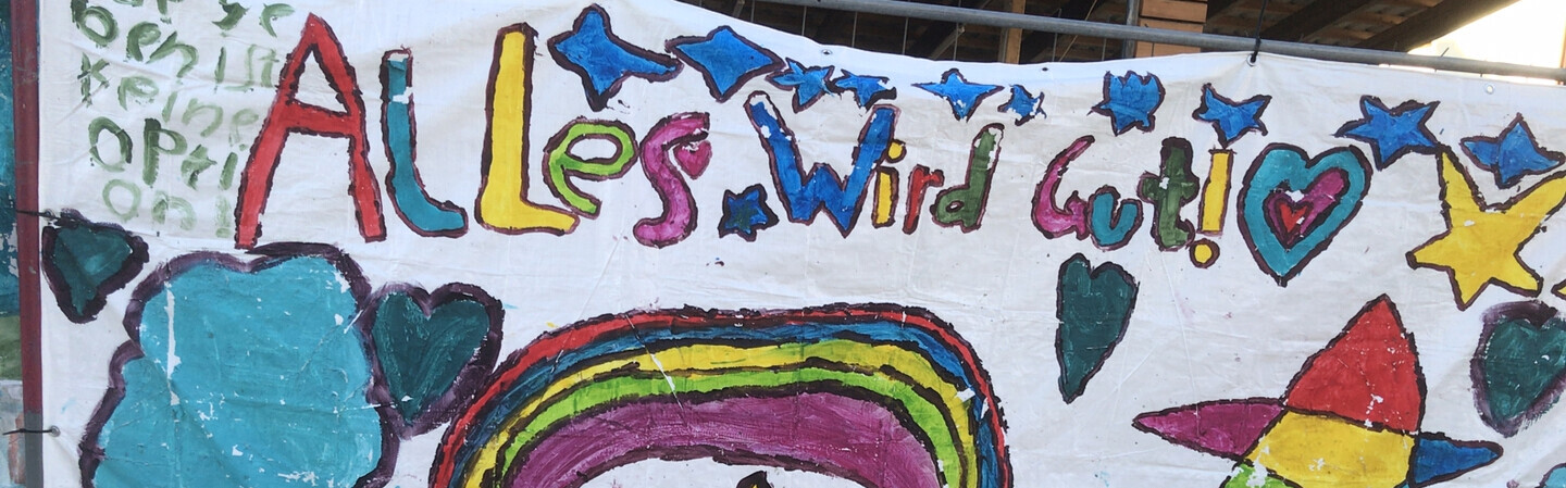 Ein farbenfrohes Plakat spendet Hoffnung für die vom Hochwasser betroffenen Menschen