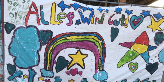 Ein farbenfrohes Plakat spendet Hoffnung für die vom Hochwasser betroffenen Menschen