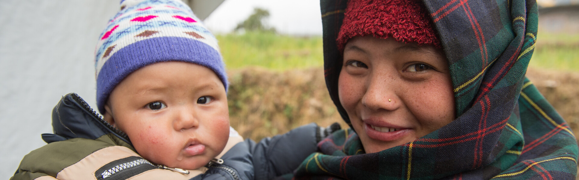 Nach dem Erdbeben in Nepal waren viele Frauen und Kinder auf sich alleine gestellt. CARE baut Female Friendly Spaces für die Betroffenen.