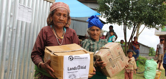 Nach dem schweren Erdbeben in Nepal verteilt die Hilfsorganisation LandsAid Hilfsgüter an Betroffene.