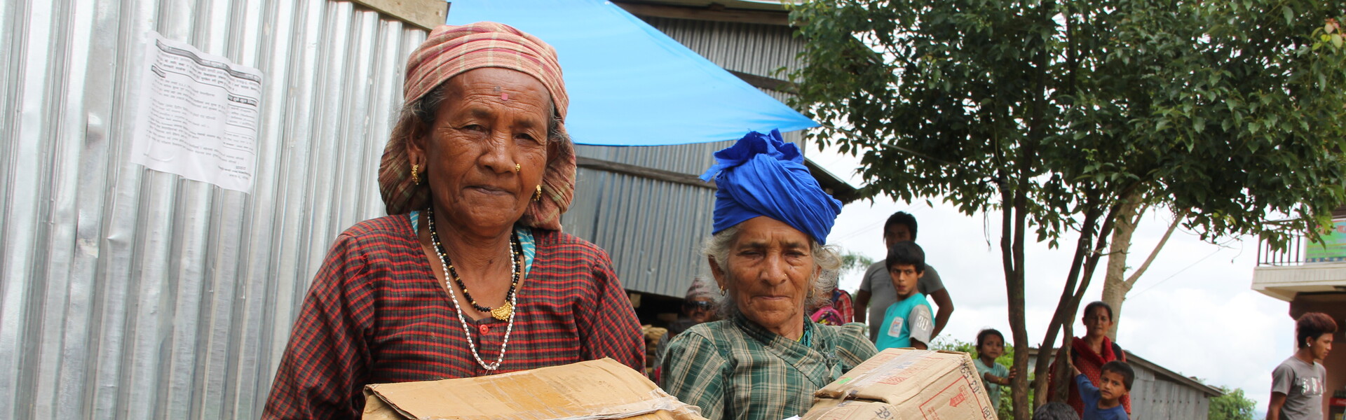 Nach dem schweren Erdbeben in Nepal verteilt die Hilfsorganisation LandsAid Hilfsgüter an Betroffene.