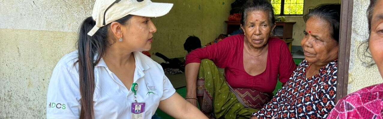 Eine Helferin untersucht eine Frau nach der Sturzflut in Nepal Eine Helferin untersucht eine Frau nach der Sturzflut in Nepal