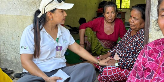 Eine Helferin untersucht eine Frau nach der Sturzflut in Nepal