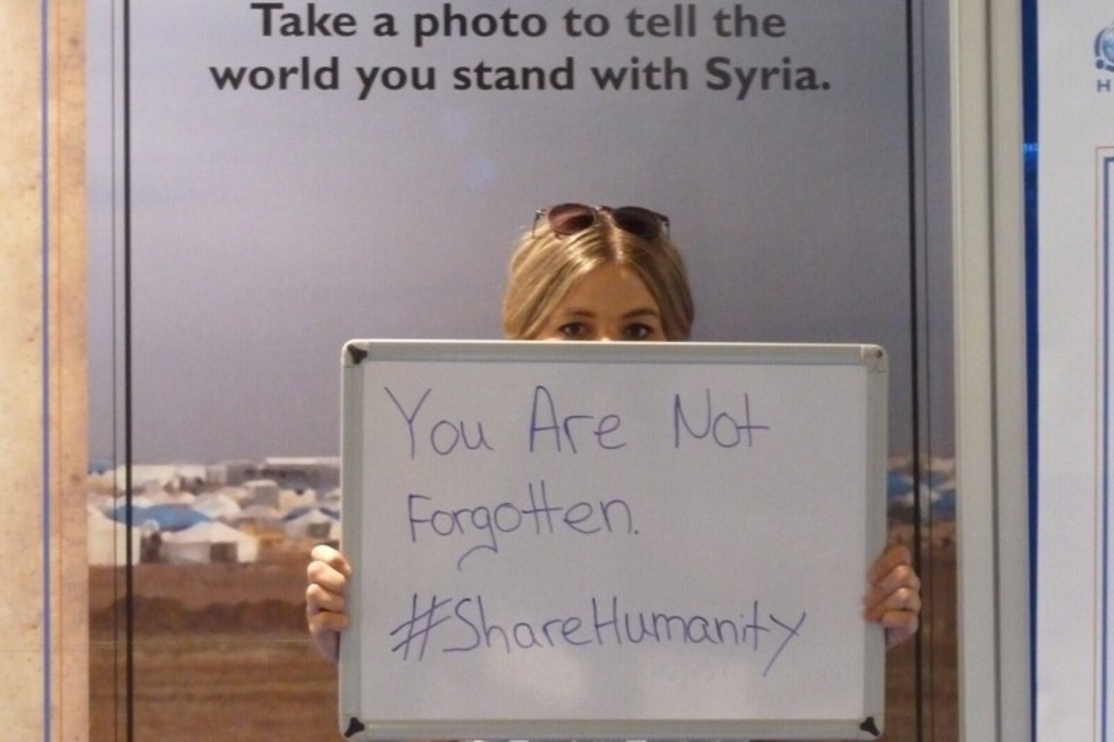 Auf dem World Humanitarian Summit in Istanbul hält Rahel Klein ein Schild für Syrien hoch.