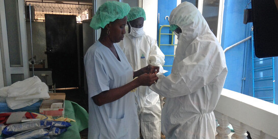 Helfer beim Einsatz gegen die Verbreitung der Seuche Ebola in Gambia (Archivbild)