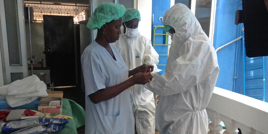 Helfer beim Einsatz gegen die Verbreitung der Seuche Ebola in Gambia (Archivbild)