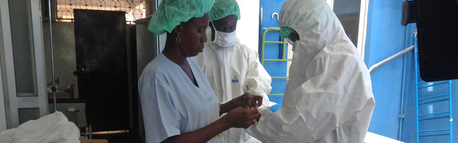 Helfer beim Einsatz gegen die Verbreitung der Seuche Ebola in Gambia (Archivbild)