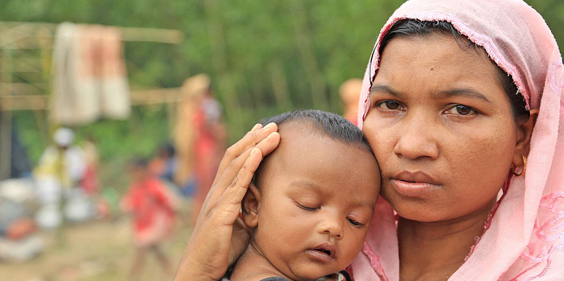 Eine Frau mit Kleinkind in einem Flüchtlingscamp in Bangladesh