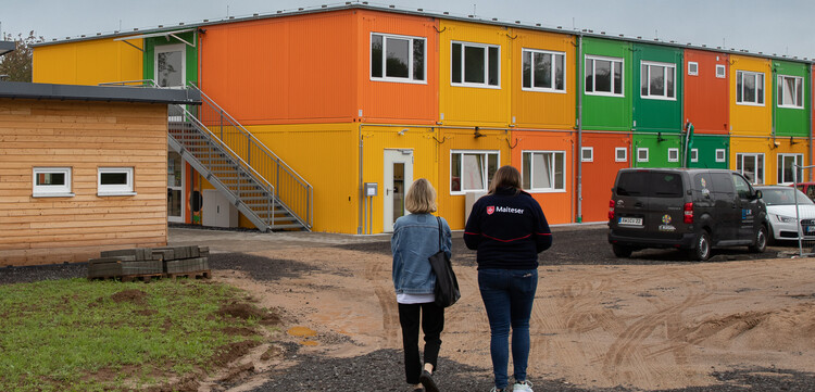 Zwei Frauen vor der Kita St. Hildegard im Flutgebiet, unterstützt von Schüller Küchen und den Maltesern