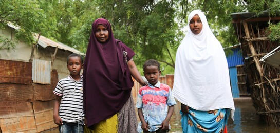 Familie steht vor überflutetem Haus in Somalia