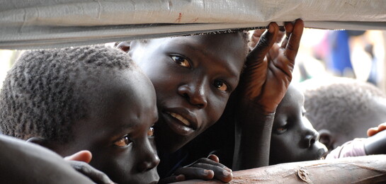 Kinder aus dem Südsudan, die nach Uganda geflohen sind.