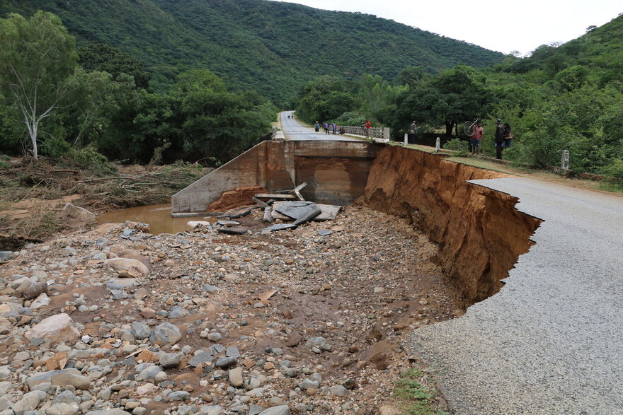 Eine Straße in Chimanimani, in Simbabwe, wurde durch den Zyklon Idai unterspült
