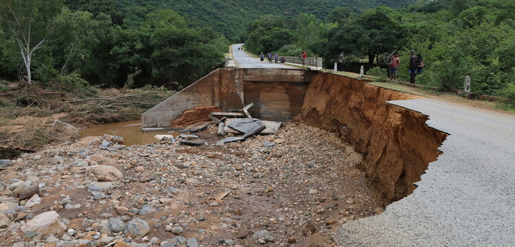 Eine Straße in Chimanimani, in Simbabwe, wurde durch den Zyklon Idai unterspült