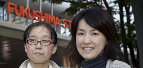 Mieko Saito (links) und Ai Yokoyama vor dem Bahnhof von Fukushima-City