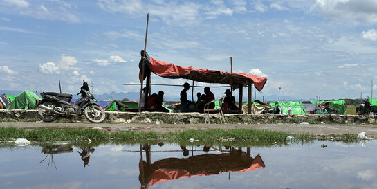 Menschen in Myanmar suchen unter Zeltplanen Schutz vor der Hitze