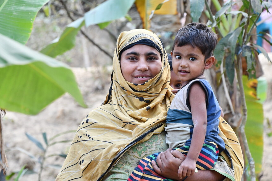 Eine Mutter in Bangladesch hält ihren kleinen Sohn auf dem Arm