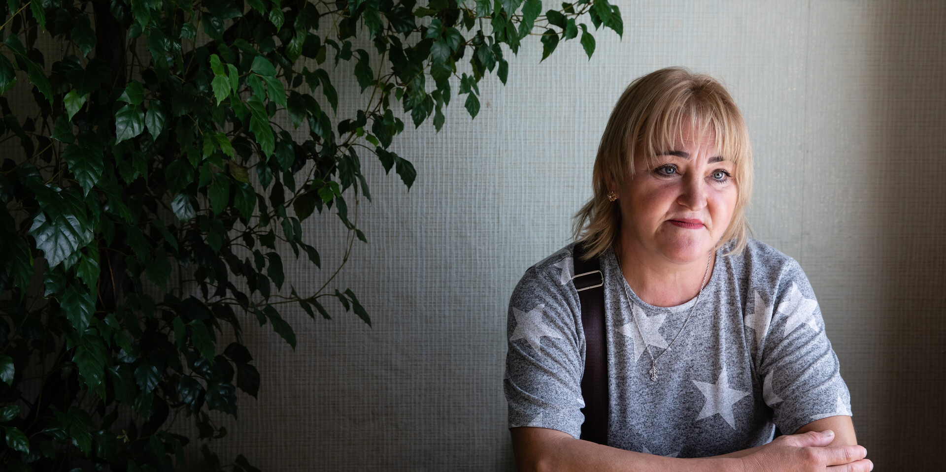 Liudmyla bekommt für den Wiederaufbau ihres Hauses in der Ukraine Hilfe und Beratung