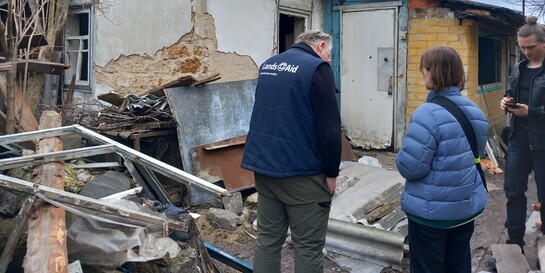 Ein Helfer von LandsAid besichtigt ein zerstörtes Haus in der Ukraine