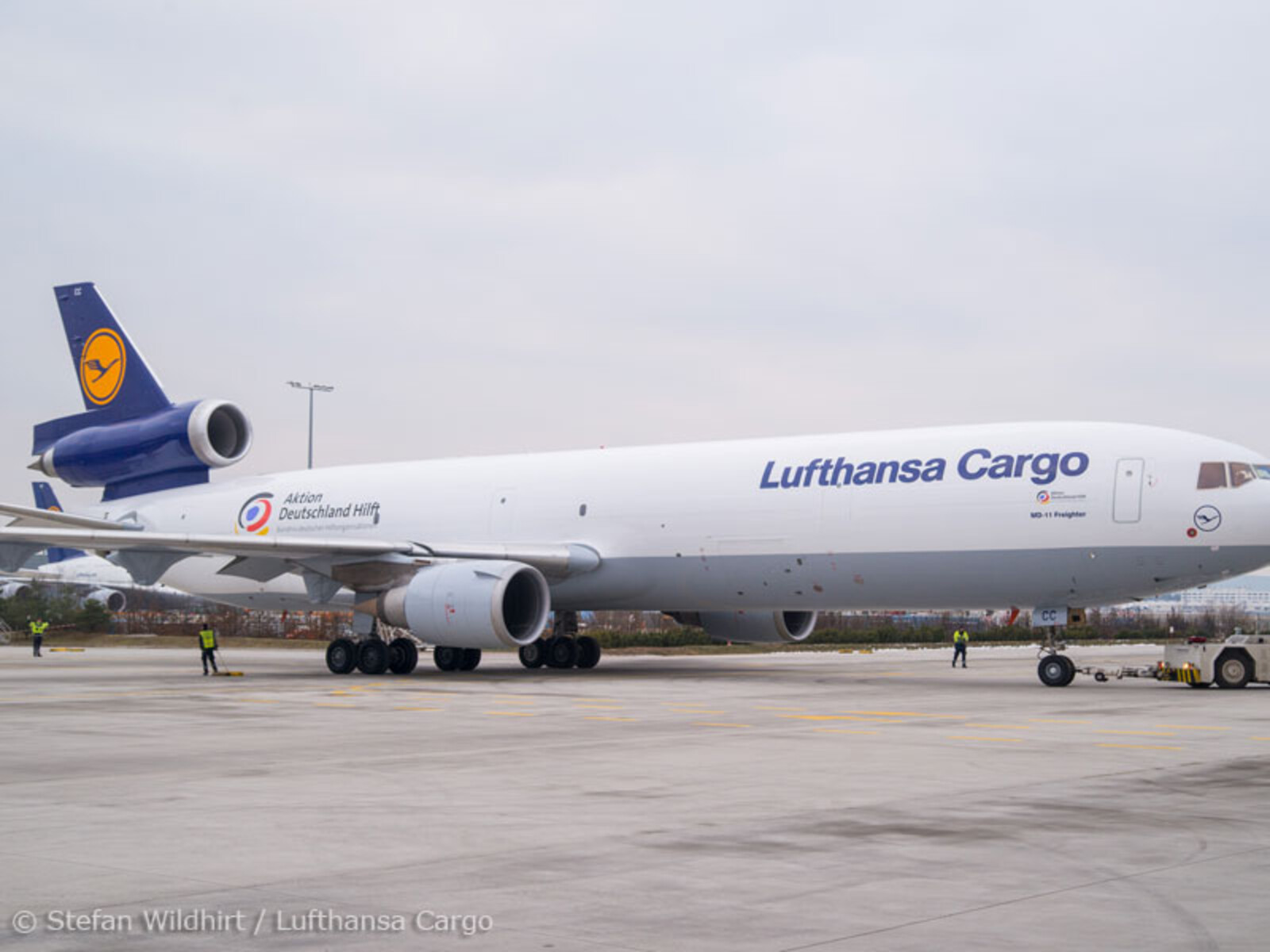 Flugzeug mit Logo von Aktion Deutschland Hilft