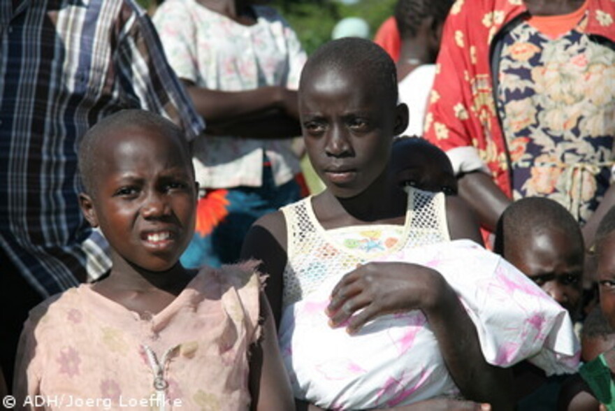 Flut Afrika, Kinder beobachten die Hilfslieferung