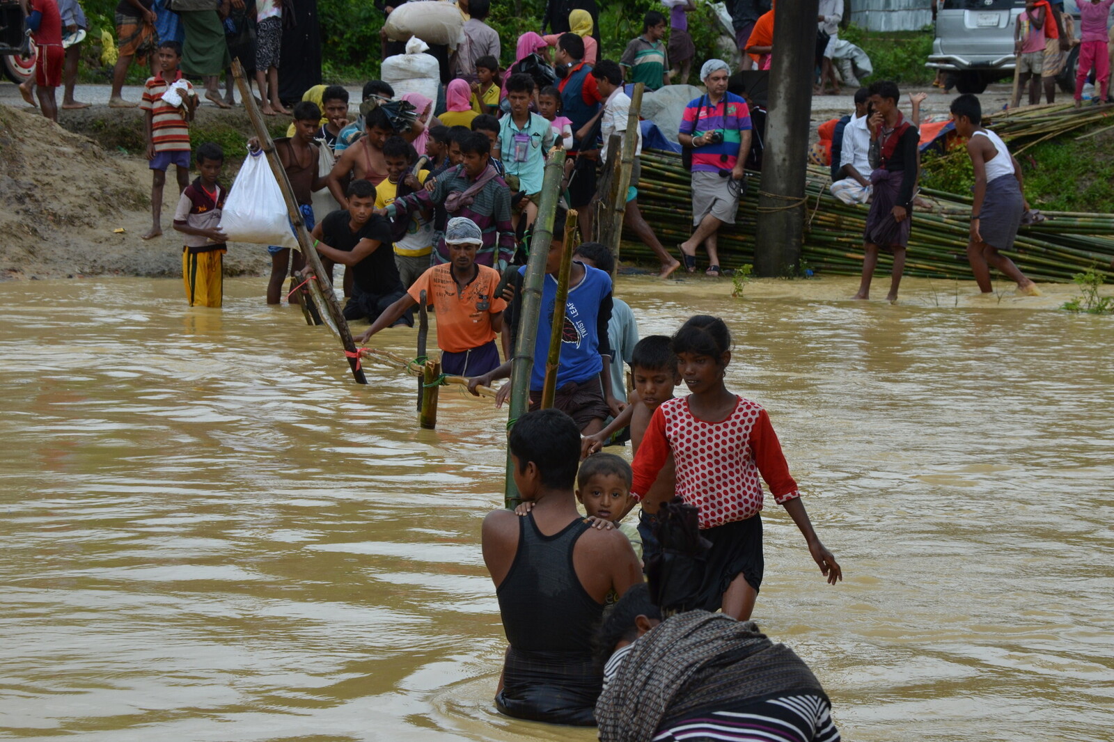 Flüchtlinge in Bangladesch bringen sich vor den Fluten in Sicherheit