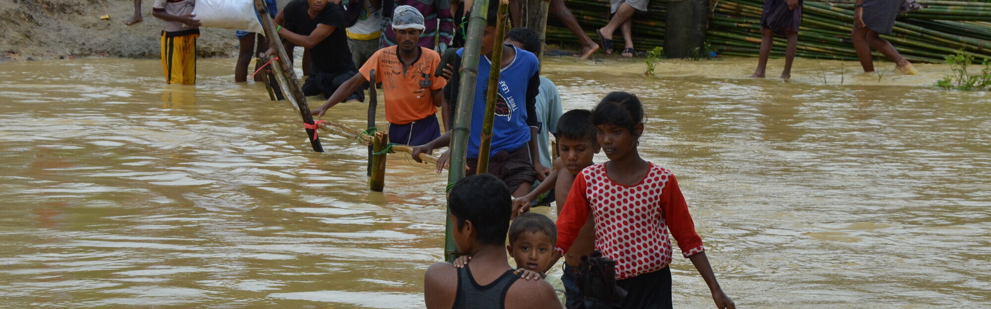 Flüchtlinge in Bangladesch bringen sich vor den Fluten in Sicherheit